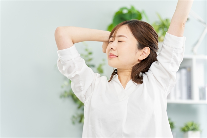 ストレッチをする女性