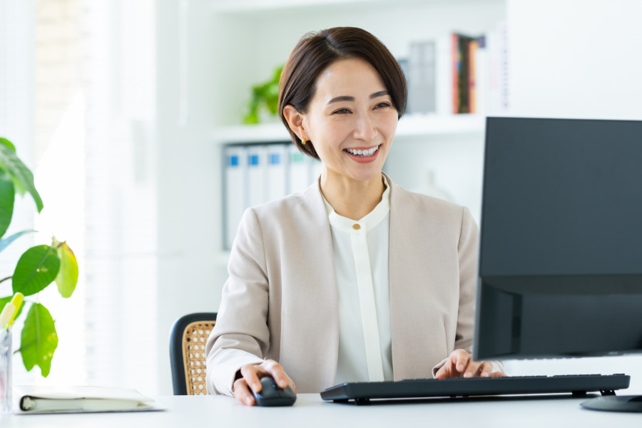 デスクワークをする女性