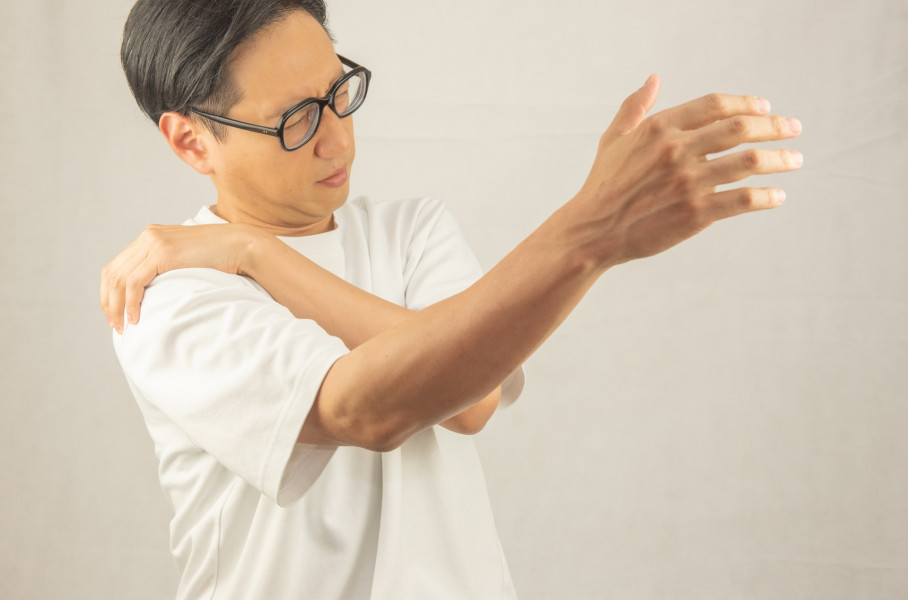 肩が上がらない男性
