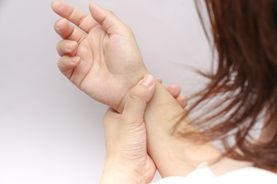 手首を押さえる女性