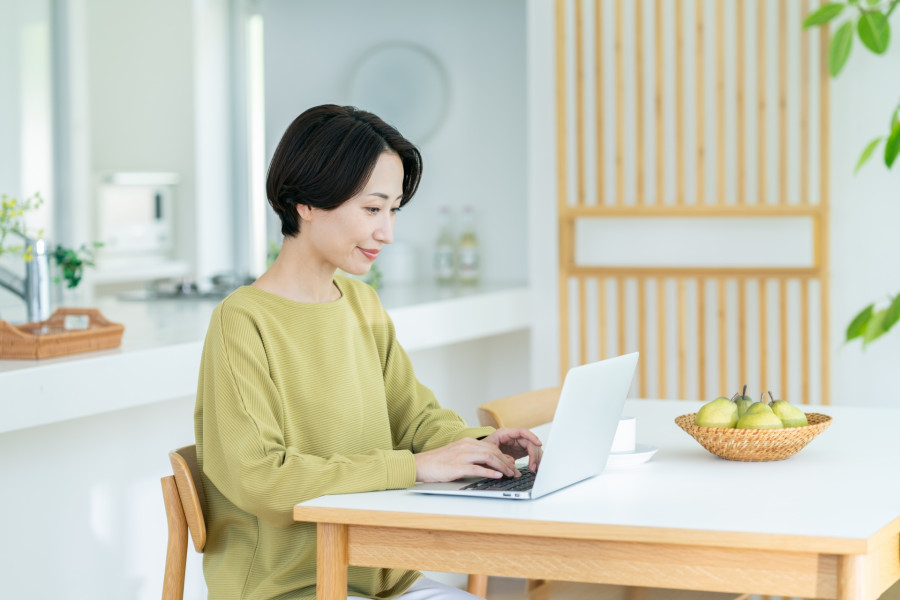 座っている女性