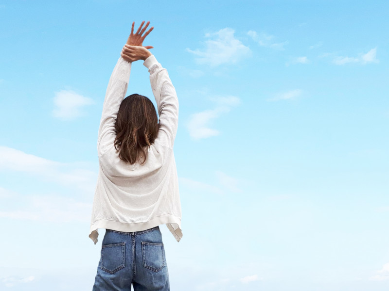 手首を伸ばす女性