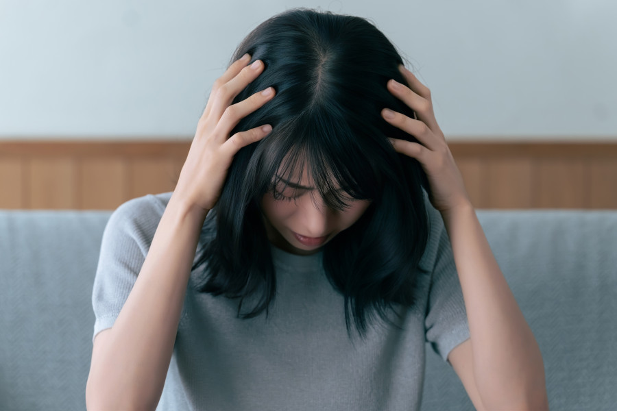 頭を抱える女性