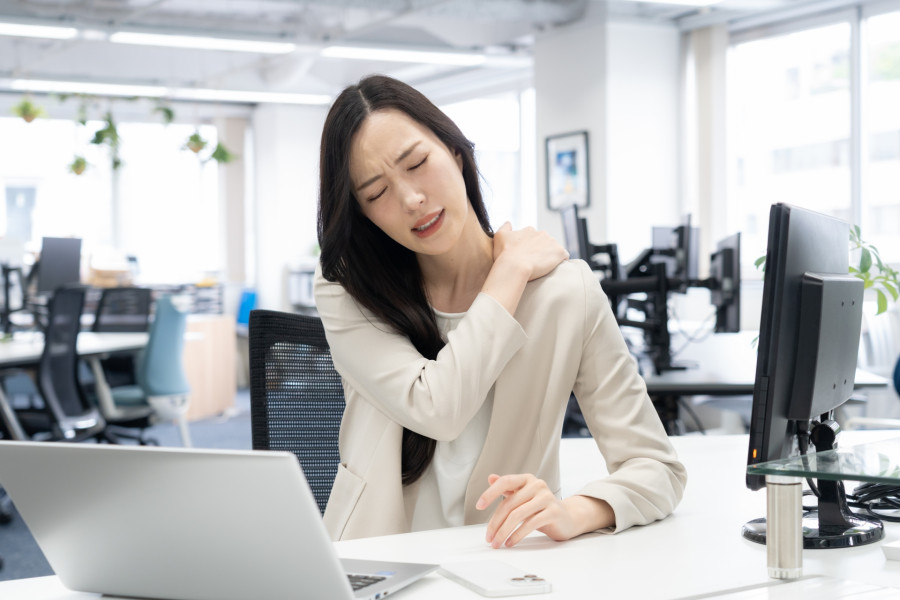 肩こりに悩む女性