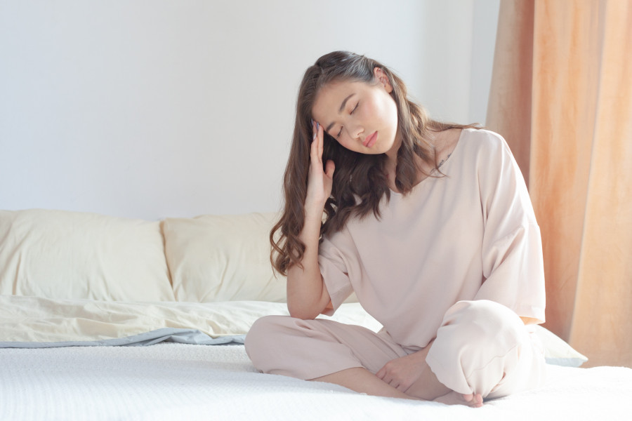 寝起きの頭痛の女性