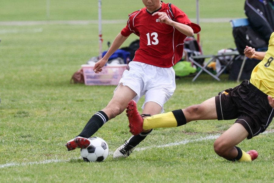 サッカーをする男の子