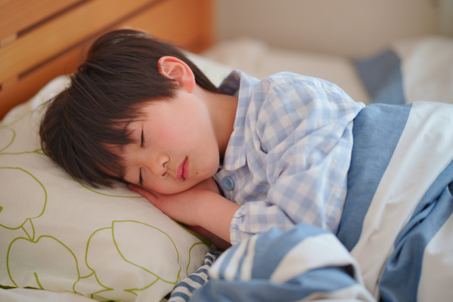 寝ている男の子