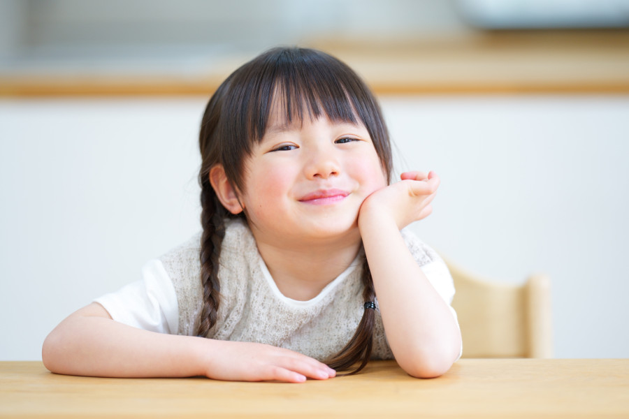 肘をつく女の子