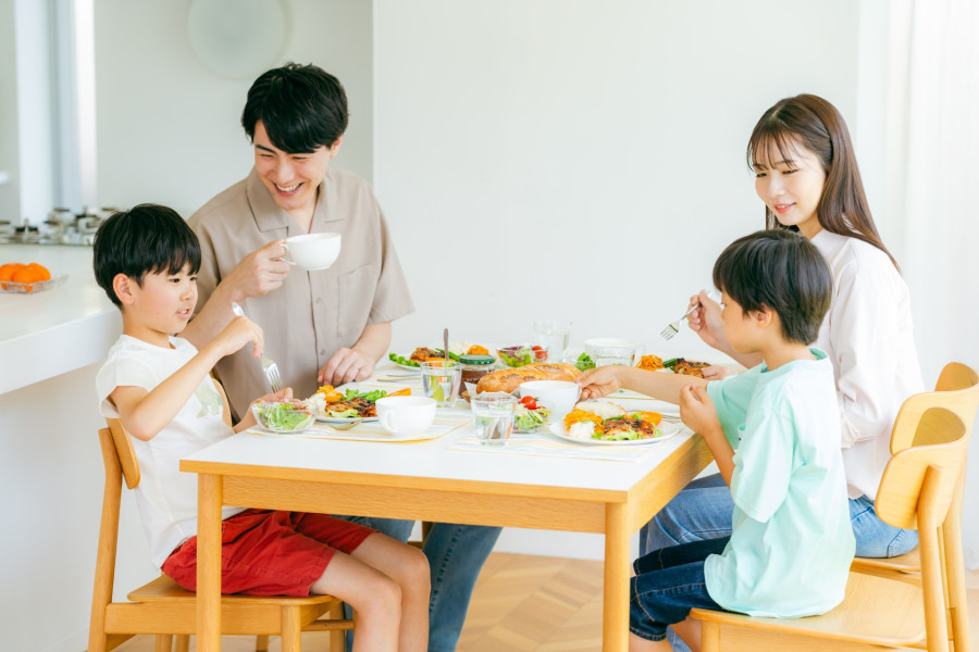 栄養のあるご飯を食べる小学生