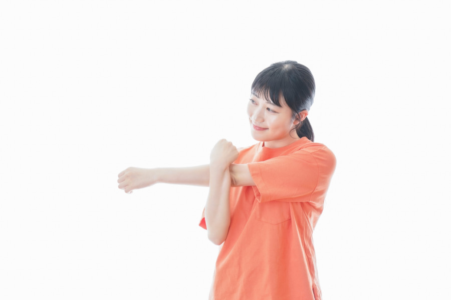 ストレッチをする女性