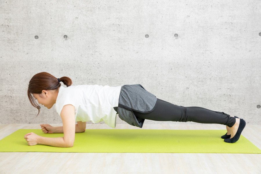 体幹トレーニングをする女性