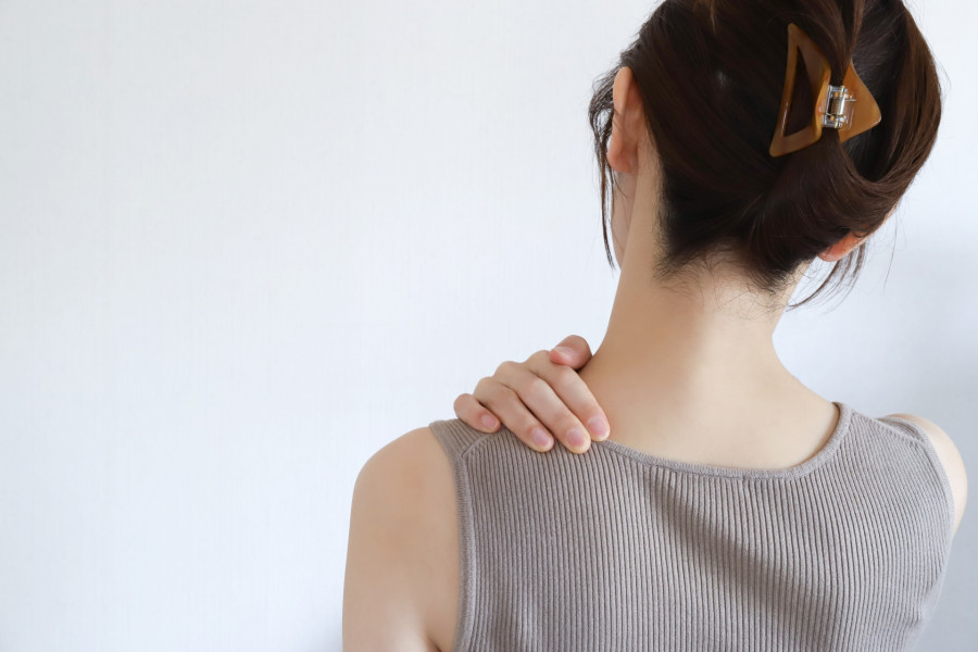 自律神経からくる肩こりに悩む女性