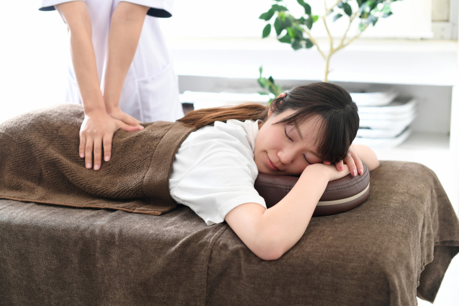腰のマッサージを受ける女性