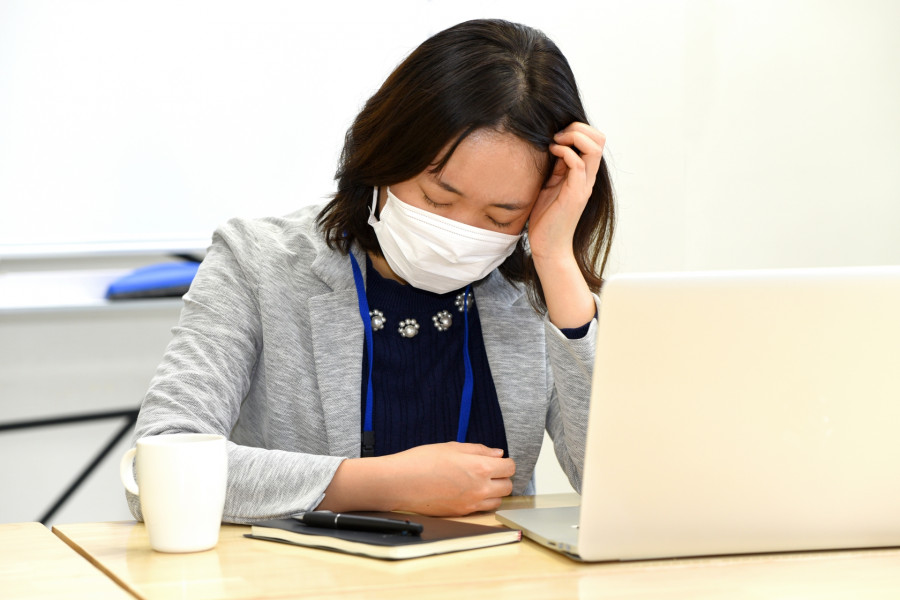 頭痛を抱えている女性