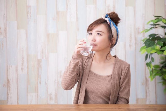 水を飲む女性