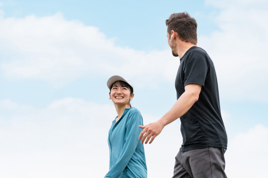 ウォーキングしている夫婦