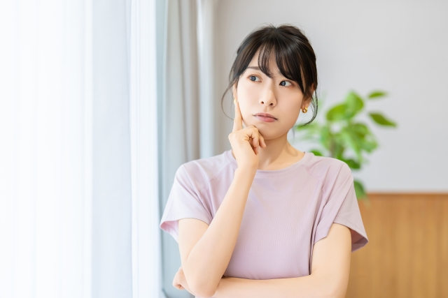 ダイエットで考える女性