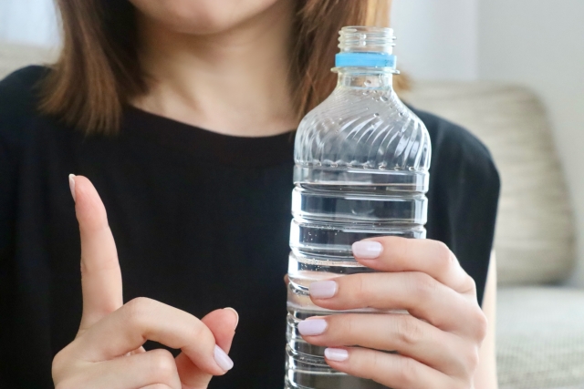 水を持つ女性