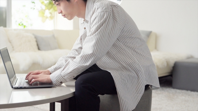 ストレートネックの男性