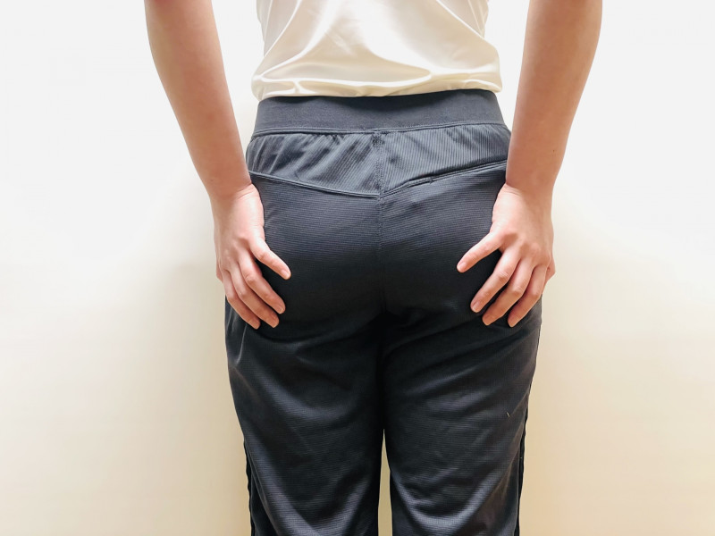 お尻の痛みを気にする男